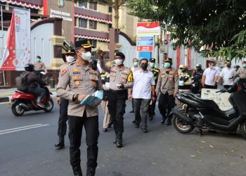PJU Polres Metro Jakarta Selatan Bagikan Masker kepada Masyarakat, Antisipasi Dampak Abu Vulkanik