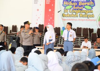 Di Tengah Kabut Asap Karhutla, Brimob Polda Jambi Beri Motivasi serta Perhatian Kesehatan Pelajar Sekolah Rakyat