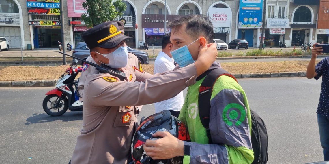 Antisipasi Abu Vulkanik, Polres Tangsel Bagikan 1.000 Masker dan Siram Jalan