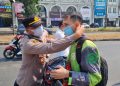 Antisipasi Abu Vulkanik, Polres Tangsel Bagikan 1.000 Masker dan Siram Jalan