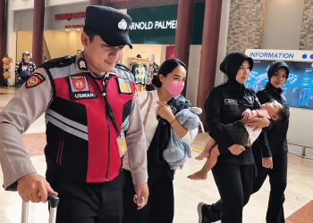 Polisi Dampingi Ibu dan Balita Terkendala Perjalanan di Bandara Soekarno-Hatta
