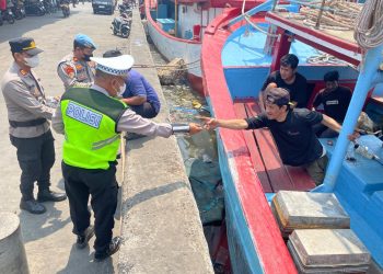 Antisipasi Dampak Erupsi Gunung Krakatau, Polsek Sunda Kelapa, Bagikan 250 Masker kepada Nelayan