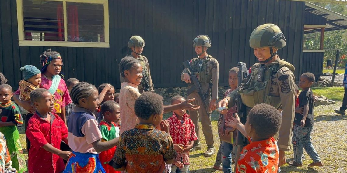 Dari Pos Kulirik ke Gereja Dondobaga, Personel Damai Cartenz Sapa Anak-Anak Sekolah Minggu