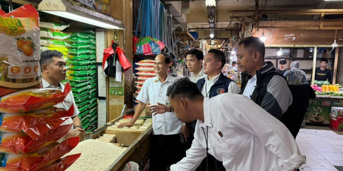 Satgas Pangan Polda Metro Jaya Cek Harga Beras di Pasar Tradisional Ciracas dan Retail Modern