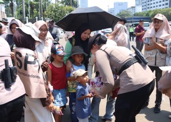 Polisi Tak Sekadar Amankan Aksi Demo DPP SPI, Polwan Bagikan Roti dan Air Minum kepada Peserta di DPR/MPR RI