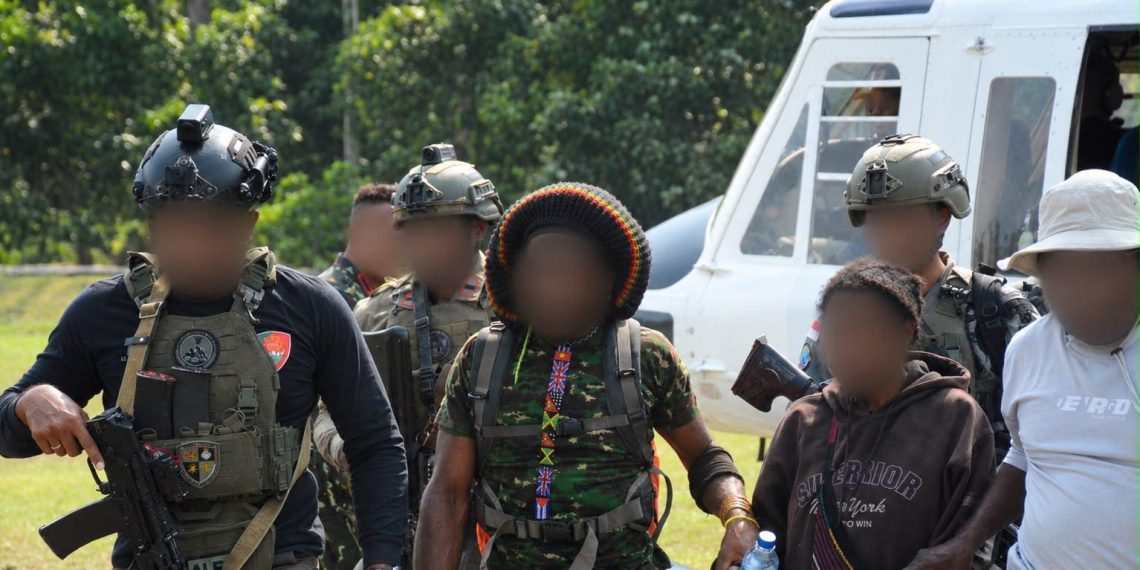 Satgas Damai Cartenz Evakuasi Korban Penculikan di Mimika, Tujuh Warga Masih Dicari