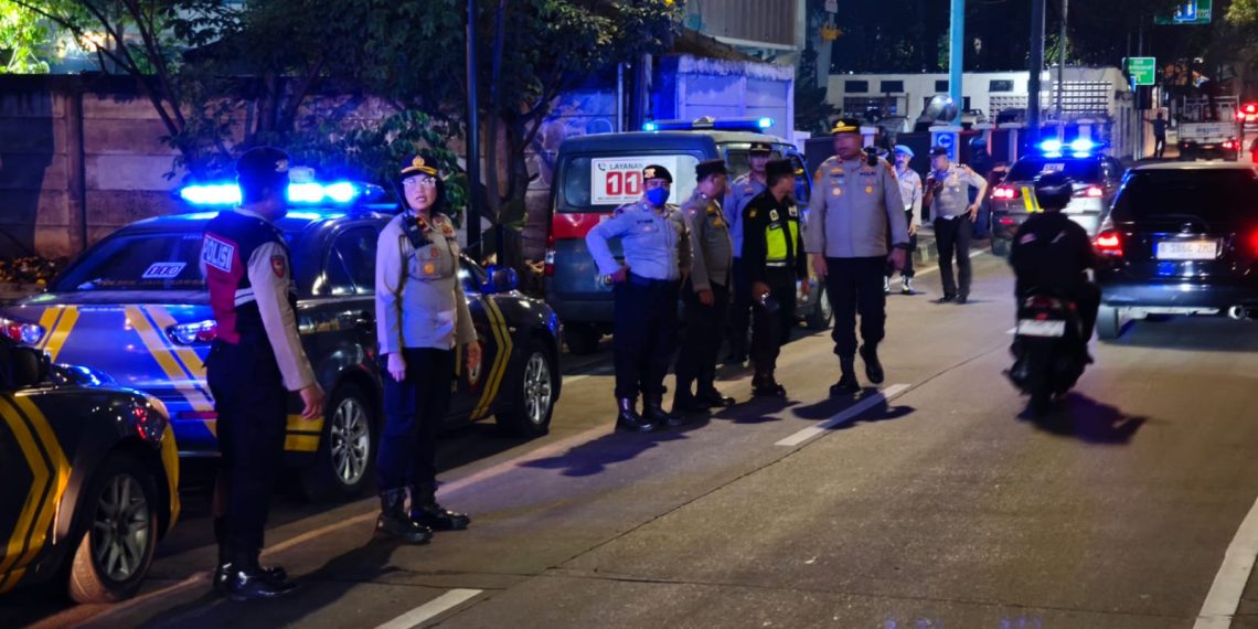 JAGA WILAYAH TETAP KONDUSIF, KAPOLSEK PASAR MINGGU PIMPIN LANGSUNG PATROLI SKALA SEDANG TIGA PILAR