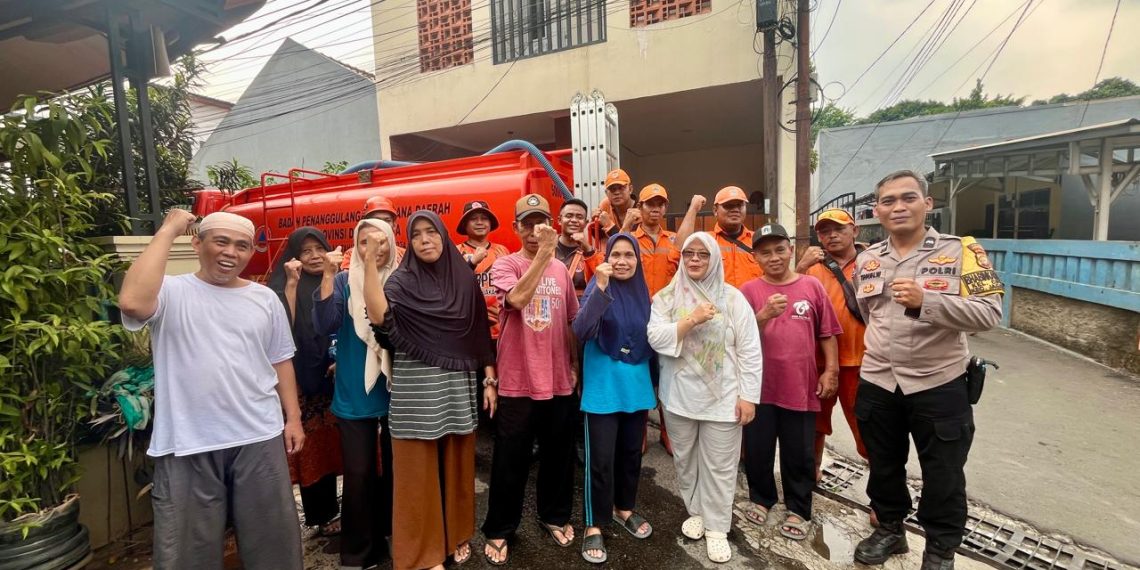 Bhabinkamtibmas Cipedak Bersama Tiga Pilar Monitoring Distribusi Air bagi Warga Terdampak Kekurangan Air