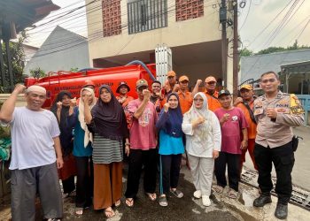 Bhabinkamtibmas Cipedak Bersama Tiga Pilar Monitoring Distribusi Air bagi Warga Terdampak Kekurangan Air