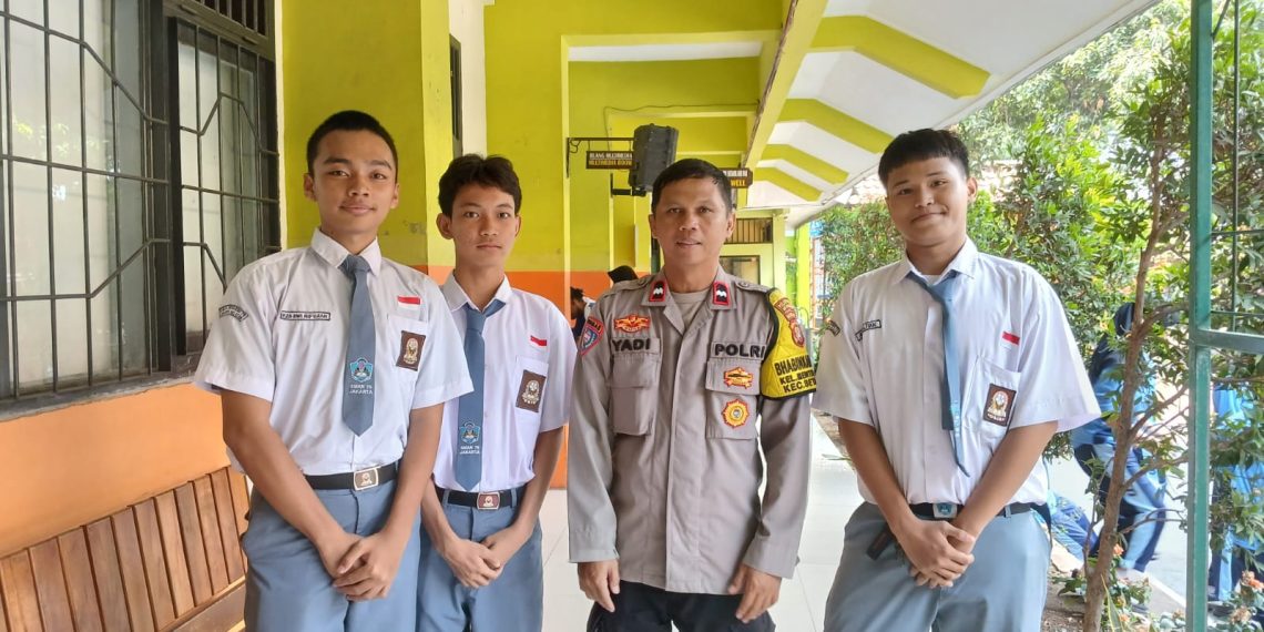 Bhabinkamtibmas Menteng Atas Kunjungi SMAN 79 Jakarta, Sampaikan Pesan Kamtibmas