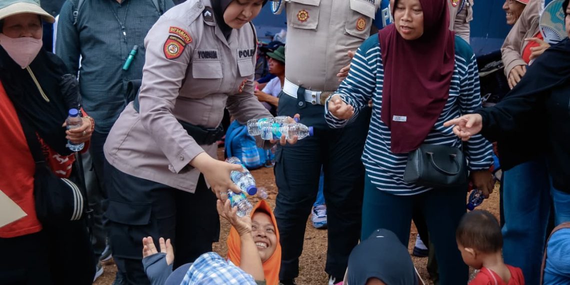 Polda Metro Jaya Bagikan Air Minum dan Makanan Ringan kepada Peserta Penyampaian Aspirasi