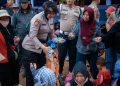 Polda Metro Jaya Bagikan Air Minum dan Makanan Ringan kepada Peserta Penyampaian Aspirasi