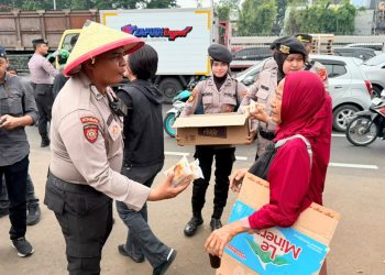 Polres Metro Jakarta Pusat Melayani Massa Aksi Hari Tani dengan Sentuhan Simpatik di Depan Gedung DPR/MPR RI