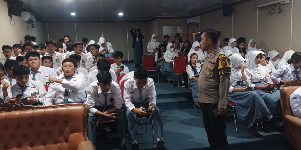 Bhabinkamtibmas Polsek Jagakarsa Sambangi Pelajar SMK Bakti 17 Jakarta, Sampaikan Imbauan Kamtibmas