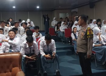 Bhabinkamtibmas Polsek Jagakarsa Sambangi Pelajar SMK Bakti 17 Jakarta, Sampaikan Imbauan Kamtibmas