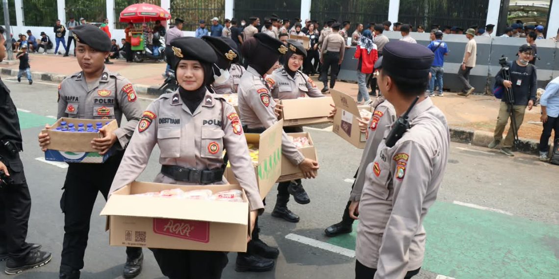 Pelayanan Humanis di DPR, Polisi Bagikan Konsumsi kepada Massa Aksi