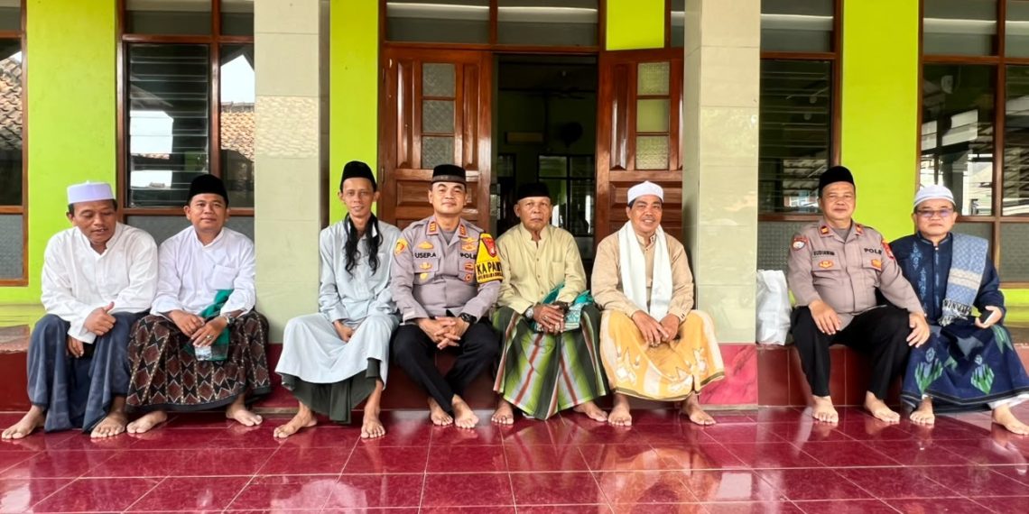 Polsek Setu Gelar Safari Jumat, Pererat Silaturahmi dan Salurkan Bingkisan kepada Jamaah