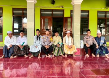 Polsek Setu Gelar Safari Jumat, Pererat Silaturahmi dan Salurkan Bingkisan kepada Jamaah