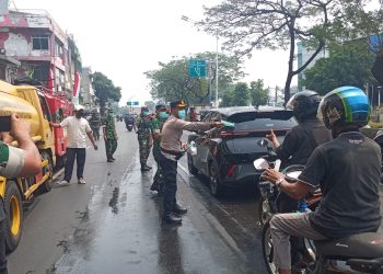 3 Pilar Kecamatan Senen Semprot Jalan dan Bagikan Masker untuk Kurangi Dampak Debu Vulkanik