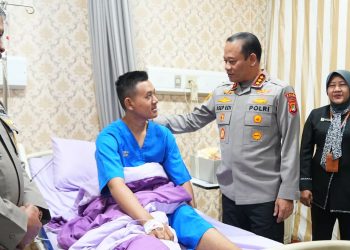 Kapolda Metro Jaya Hadir Berikan Semangat kepada Personel dan Pengemudi Ojol yang Dirawat