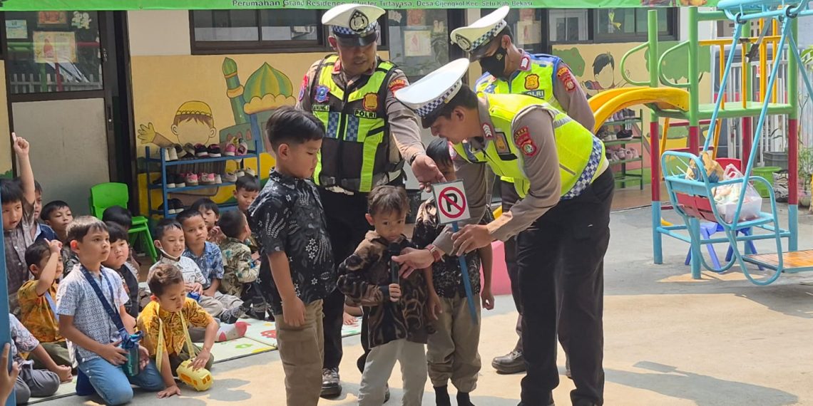 Polisi Sahabat Anak, Polsek Setu Kenalkan Tertib Lalu Lintas Sejak Dini kepada Siswa TK Adib Insani