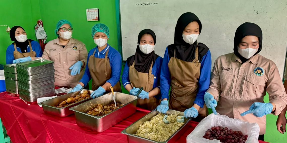 Polres Metro Jakarta Utara Uji Coba MBG Sistem Prasmanan di Siswa MI Nur At-Taqwa Bisa Ambil Makanan Sesuai Porsi