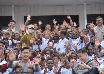 Satgas Damai Cartenz Bagikan Tas dan Alat Tulis untuk Masa Depan Papua
