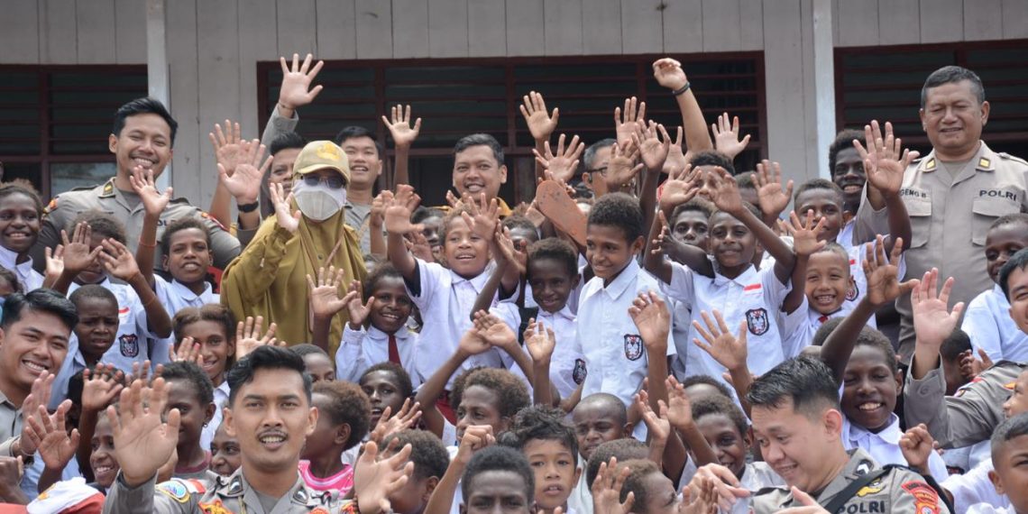 Satgas Damai Cartenz Bagikan Tas dan Alat Tulis untuk Masa Depan Papua