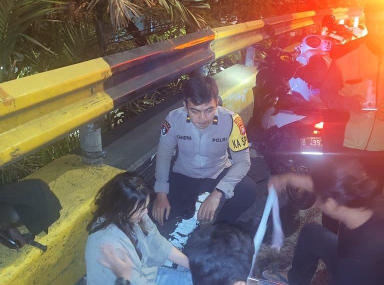 Laporan 110, Polisi Evakuasi Dua Korban Kecelakaan Tunggal di Flyover Senayan