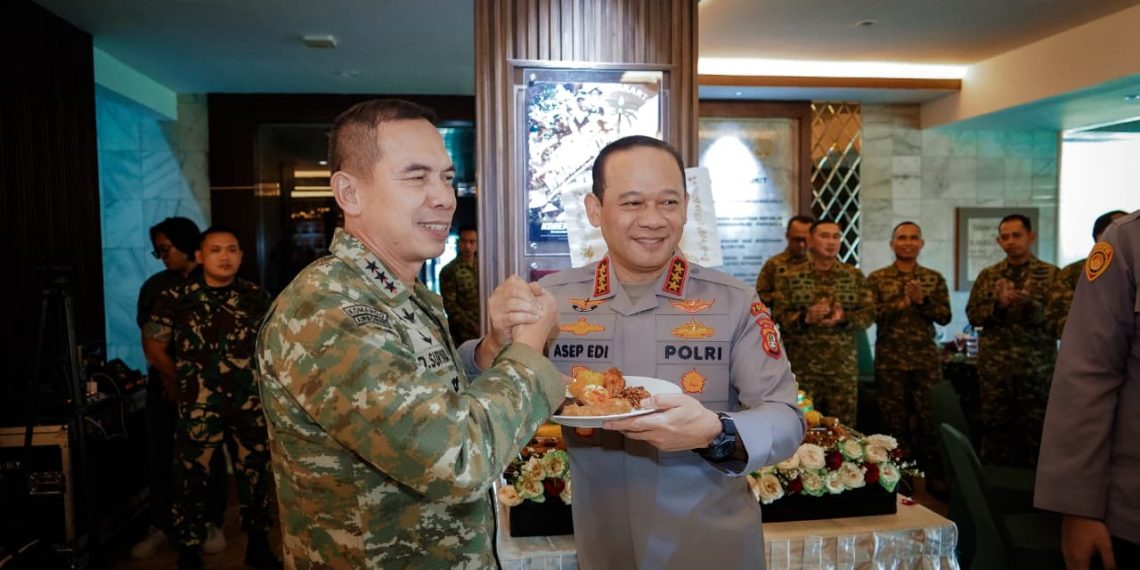Kapolda Metro Jaya Hadiri Syukuran HUT TNI di Makodam Jaya