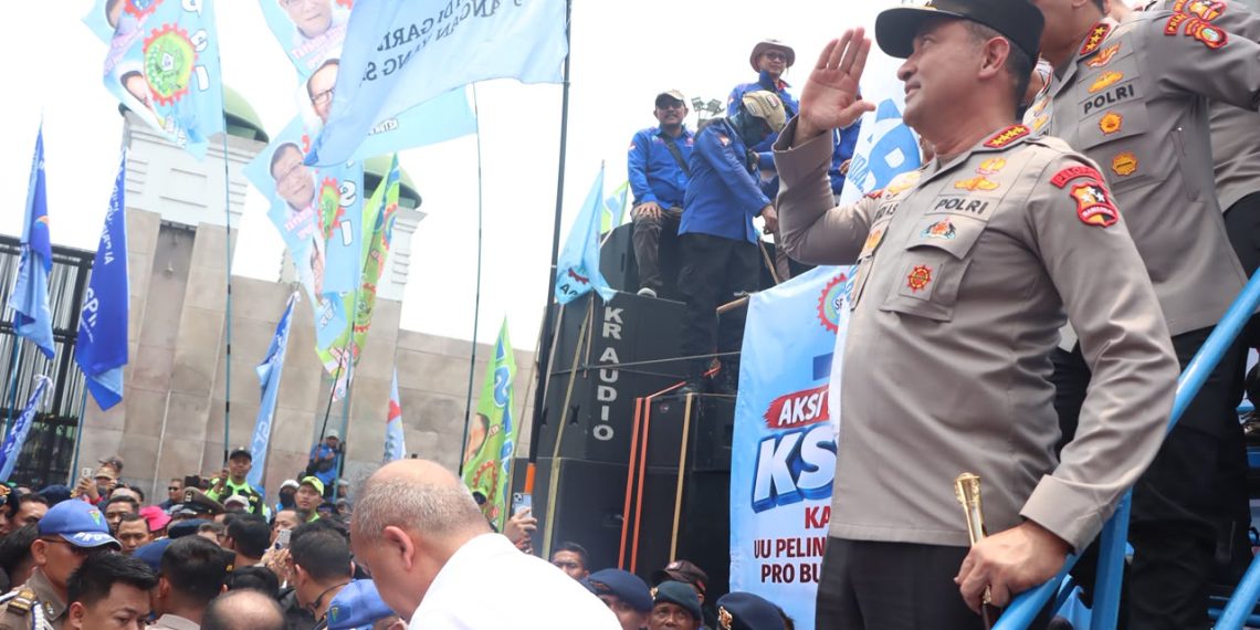 Kapolri Pantau Pengamanan Aksi di DPR/MPR, Polri Kedepankan Pelayanan Humanis