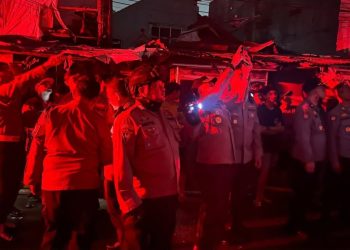 Brimob Metro Jaya Bantu Padamkan Kebakaran di Kramat Pulo Senen