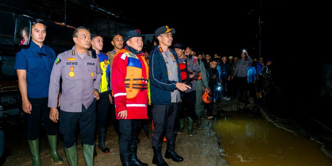 Respons Cepat Tangani Banjir Padang, Polri Kerahkan Personel dan Dirikan Posko Kesehatan