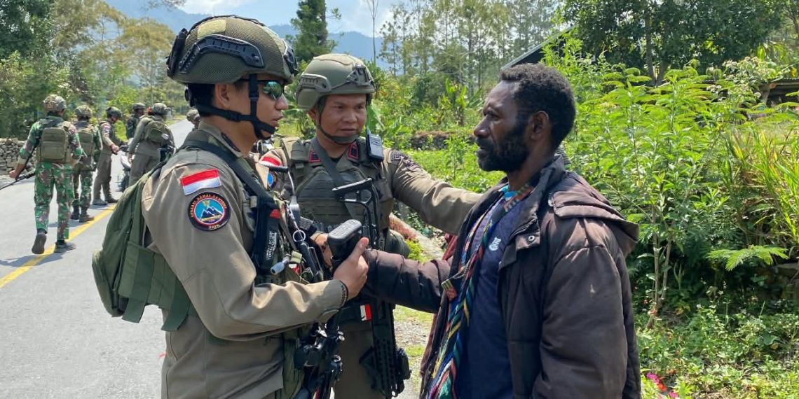 Menyapa Warga Dan Menjaga Ketenangan, Patroli Gabungan Satgas Kepolisian Operasi Damai Cartenz Dan Tni Di Muara