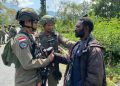 Menyapa Warga Dan Menjaga Ketenangan, Patroli Gabungan Satgas Kepolisian Operasi Damai Cartenz Dan Tni Di Muara