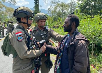 Menyapa Warga Dan Menjaga Ketenangan, Patroli Gabungan Satgas Kepolisian Operasi Damai Cartenz Dan Tni Di Muara