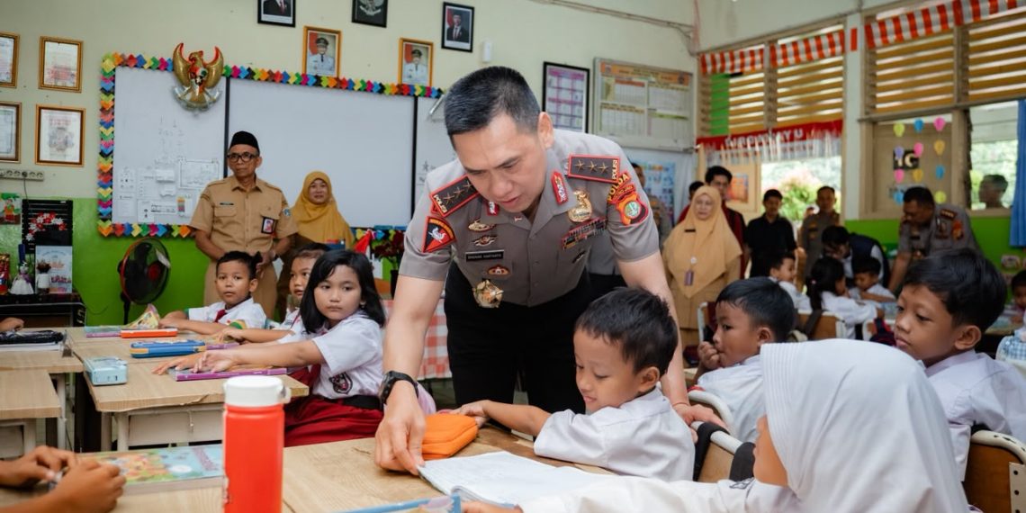 Sambangi SDN Gunung 01, Kapolda Metro Jaya Ajak Siswa Biasakan Tertib dan Saling Peduli