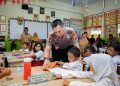Sambangi SDN Gunung 01, Kapolda Metro Jaya Ajak Siswa Biasakan Tertib dan Saling Peduli