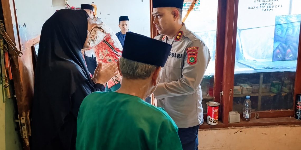 Kapolres Tangsel Melayat ke Rumah Duka Korban Peristiwa Pasar Cimanggis, Berikan Dukungan kepada Keluarga