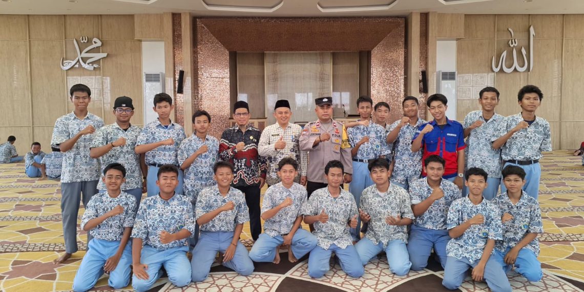 Polisi Pendamping Kelas Polres Metro Bekasi Perkuat Pembinaan Kamtibmas dan Kedisiplinan Pelajar SMKN 1 Tarumajaya