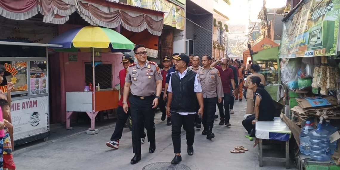 Kapolsek Metro Penjaringan Pimpin Langsung Baksos untuk Korban Kebakaran di Penjaringan