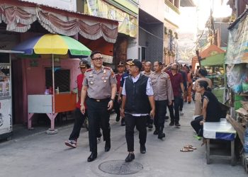 Kapolsek Metro Penjaringan Pimpin Langsung Baksos untuk Korban Kebakaran di Penjaringan