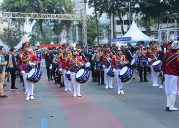 Perdana Tampil di Publik, Drum Band SMA KTB Meriahkan Sosialisasi SPMB di CFD Bundaran HI