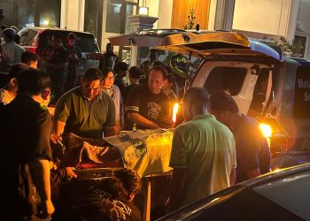 Respons Cepat Layanan Polisi 110, Polsek Cikarang Timur Evakuasi Perempuan Tak Sadarkan Diri di Dalam Mobil di Sertajaya