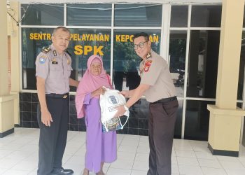 Kapolsek Sukatani Berikan Bantuan Sembako dan Santunan kepada Warga Kurang Mampu serta Lansia, Wujud Kepedulian Polri terhadap Masyarakat