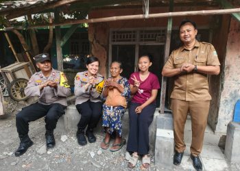 Wujud Kepedulian dan Kasih Sayang, Kapolsek Cikarang Timur Berikan Bantuan Sembako dan Santunan kepada Warga Kurang Mampu di Desa Karangsari