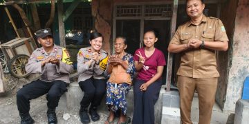 Wujud Kepedulian dan Kasih Sayang, Kapolsek Cikarang Timur Berikan Bantuan Sembako dan Santunan kepada Warga Kurang Mampu di Desa Karangsari