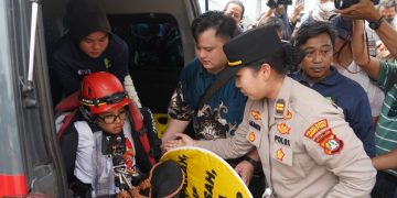 Utamakan Keselamatan Jiwa, Polres Metro Jakarta Pusat Humanis Evakuasi Enam Aktivis Greenpeace dari Patung Bundaran HI