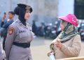Polisi Bersama Masyarakat, Polwan Sambut Peserta Aksi dengan Spanduk dan Dialog Humanis