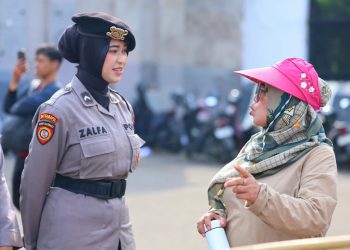 Polisi Bersama Masyarakat, Polwan Sambut Peserta Aksi dengan Spanduk dan Dialog Humanis